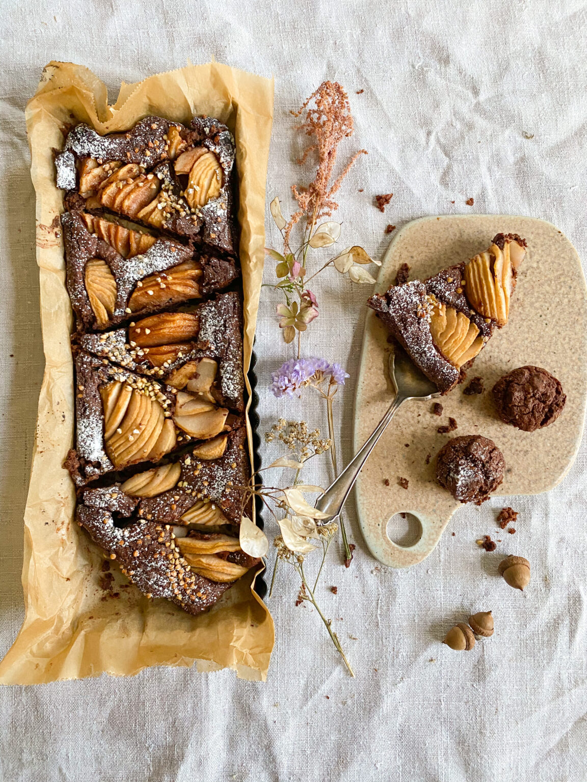 Schokoladenkuchen mit Birnen und Buchweizencrunch / Glutenfrei Schokoladenkuchen mit Birnen und Buchweizencrunch / Glutenfrei
